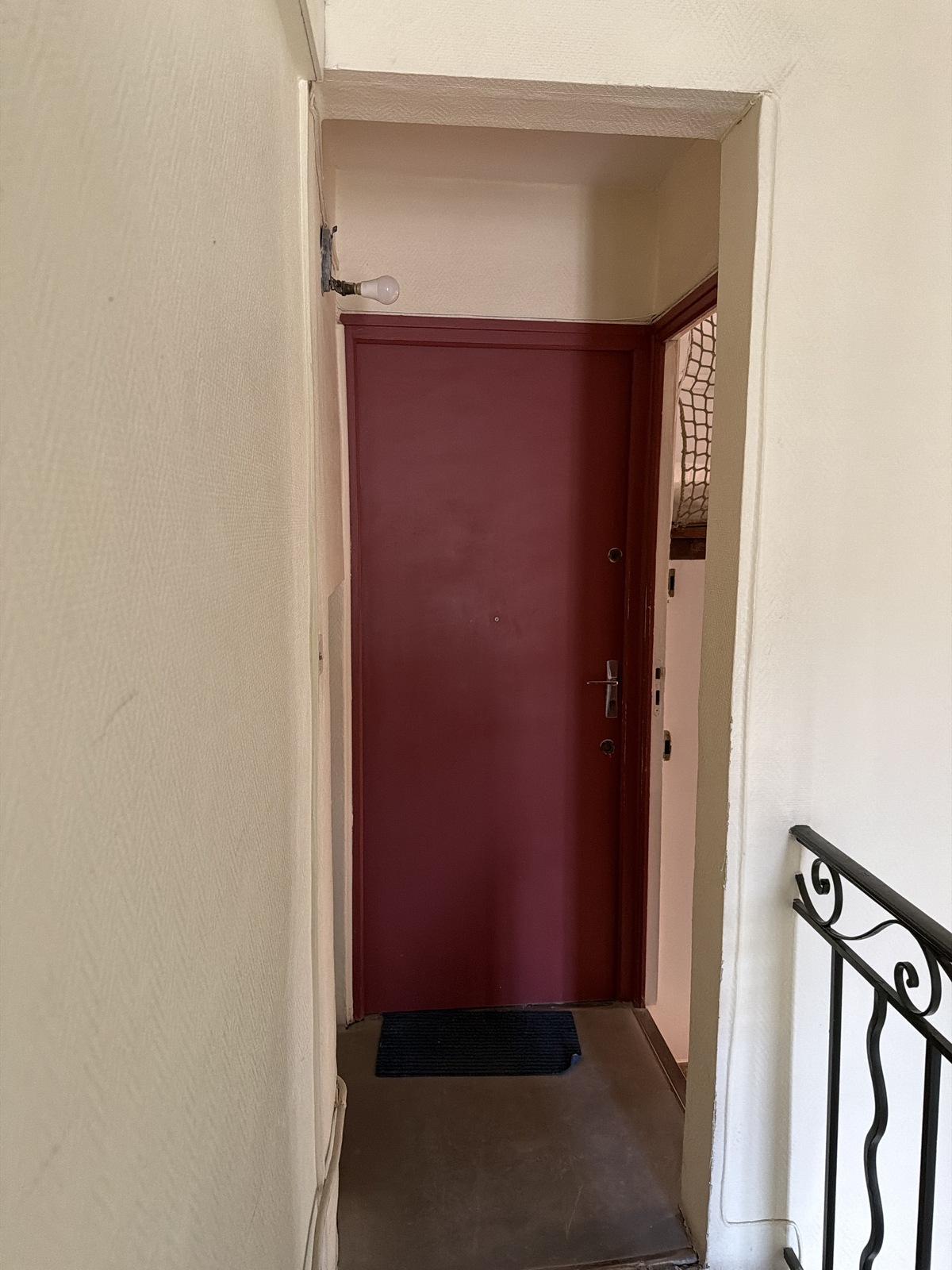 Porte du studio (celle de droite) — dernier étage