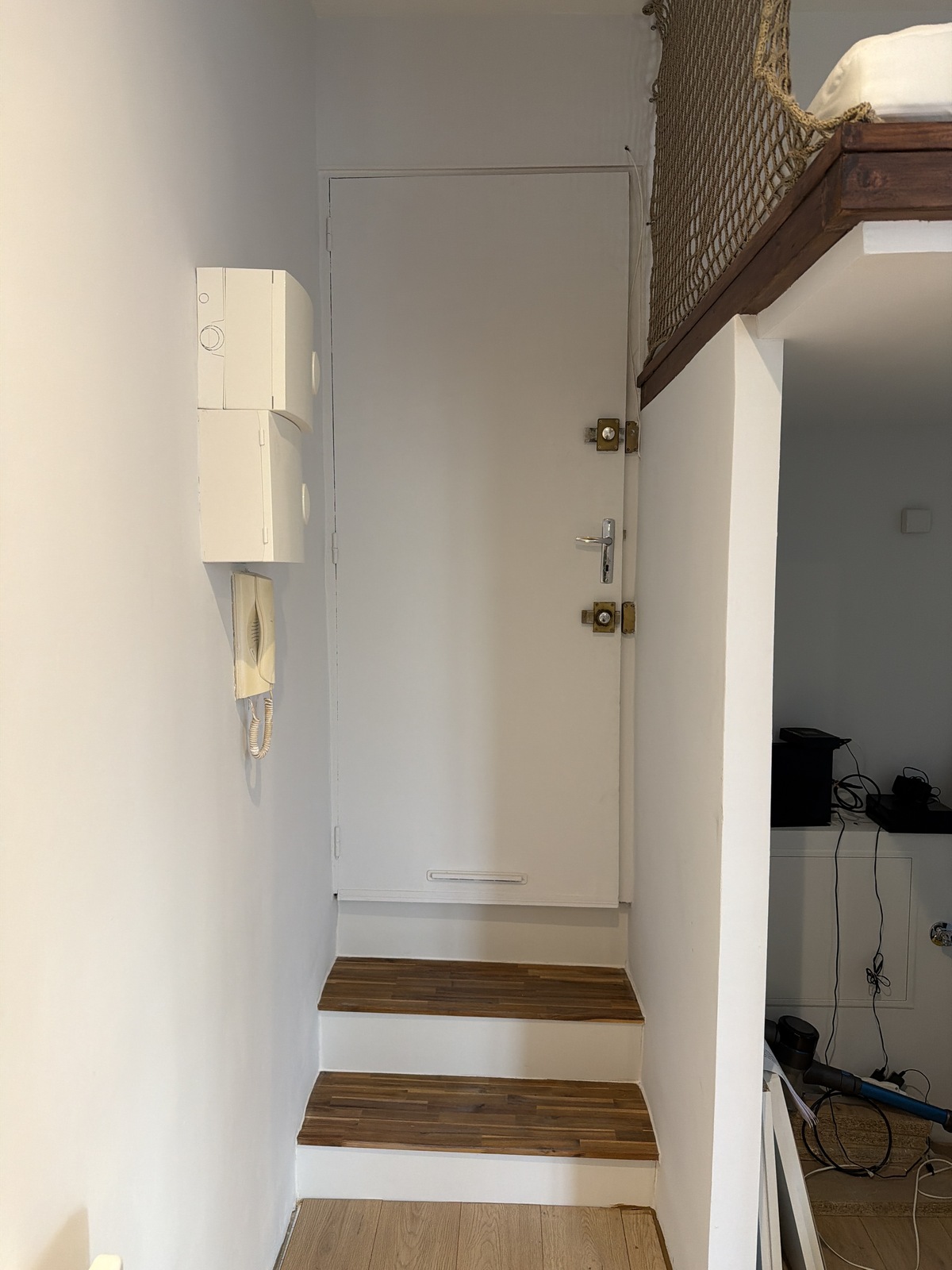 Les 2 marches à descendre après la porte